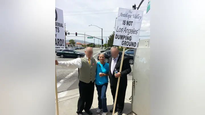 Cheryl Holbrook (centro) en una protesta contra la liberación del Violador de la Funda de Almohada en 2014.