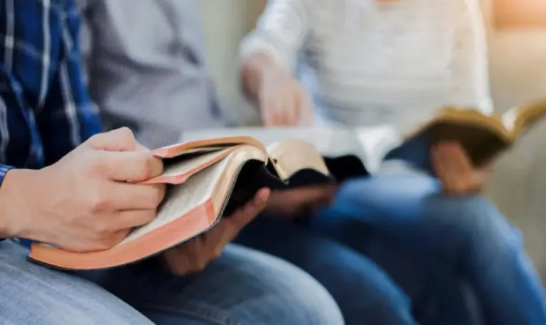 Imagen ilustrativas de dos personas usando biblias