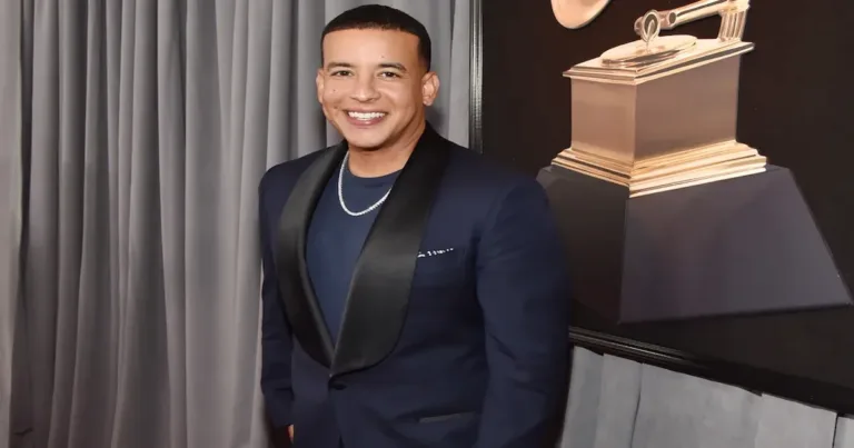 Daddy Yankee posando en una gala de los Latin Grammy