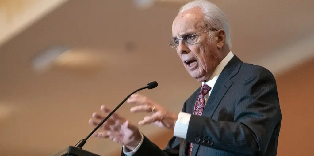 John MacArthur predicando en la iglesia