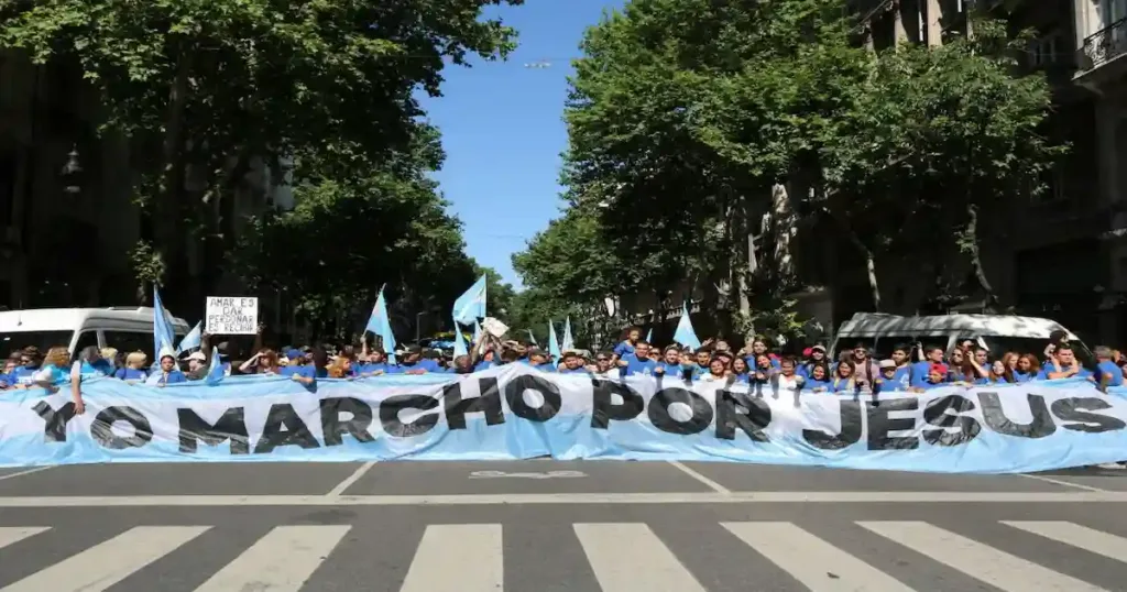 Miles de personas celebrando una marcha por Jesús