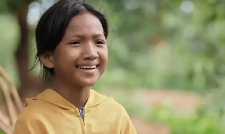 Niña budista riendo