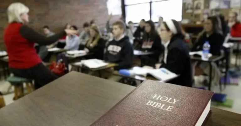 escuelas en texas quieren inclluir lecciones de la biblia