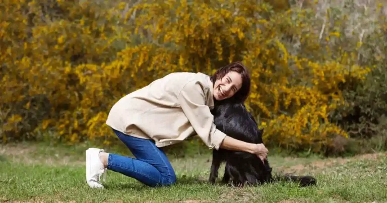 Persona abrazada de un perro