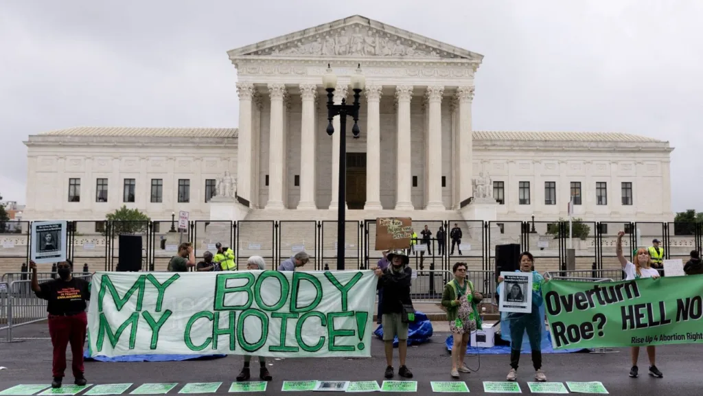 Foto de personas apoyando el aborto