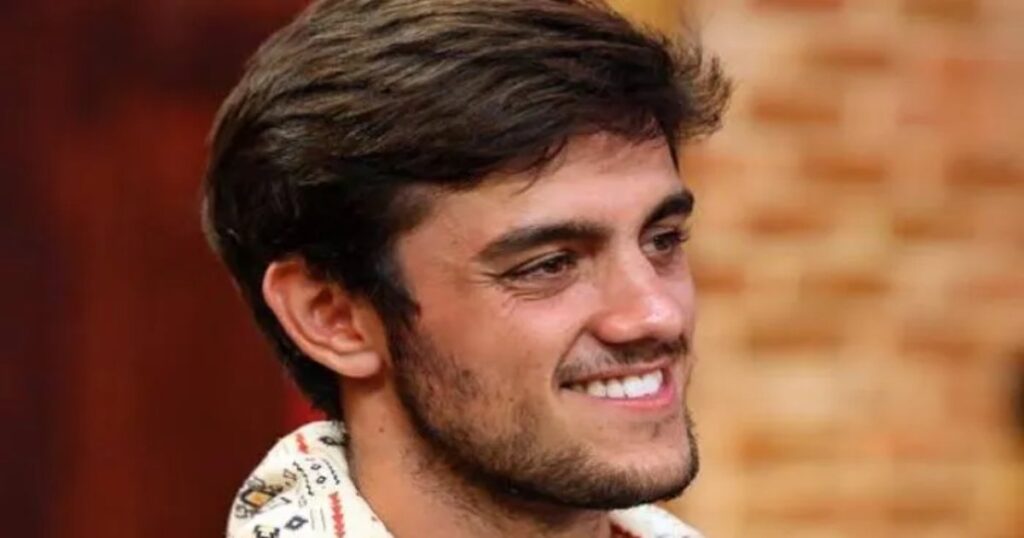 Foto del actor Felipe Simas sonriendo.