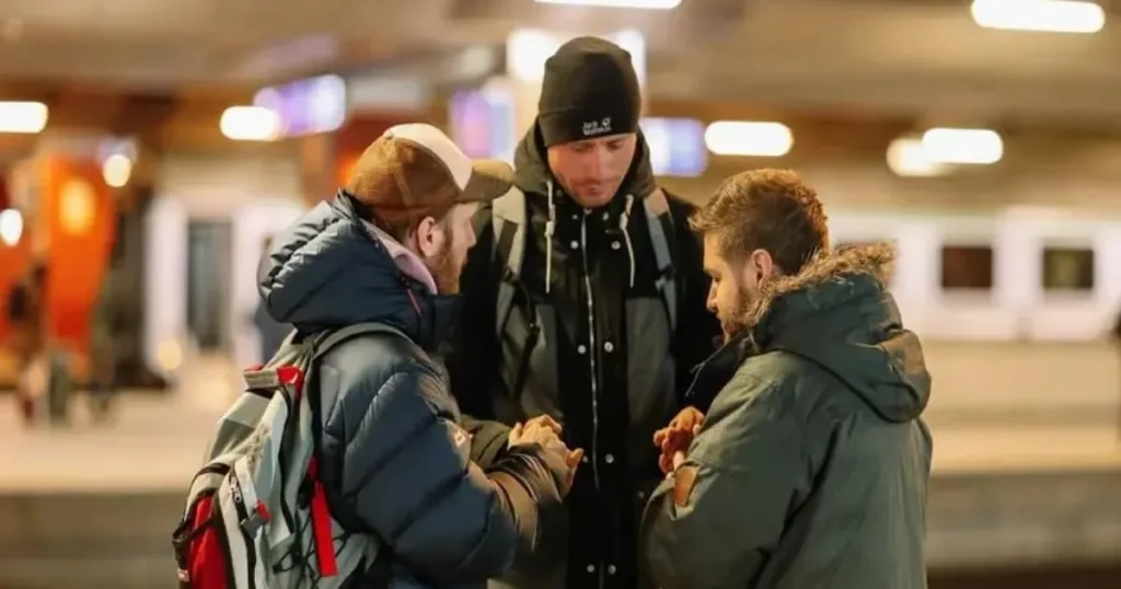 Foto referencial de personas evangelizando en Europa