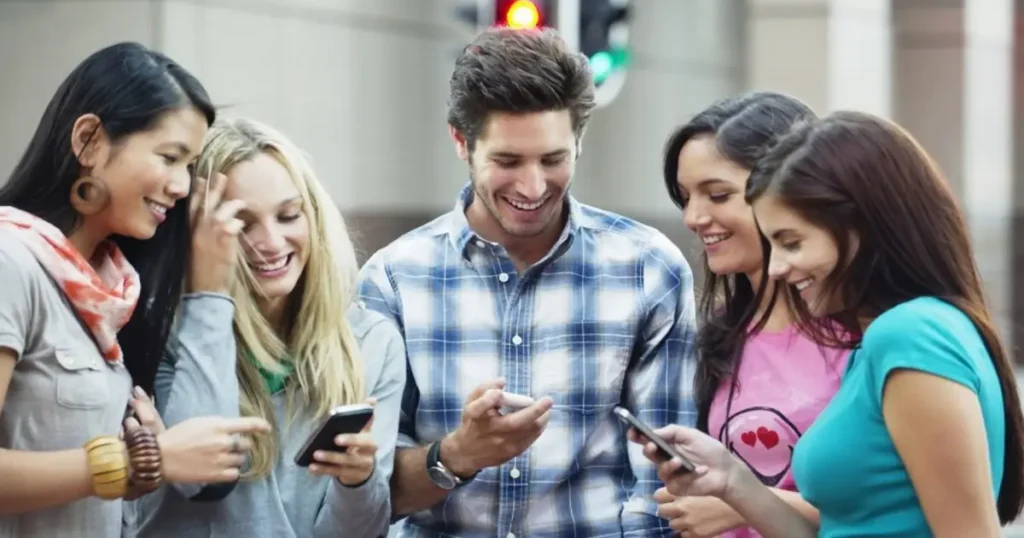 Pessoas sorrindo usando as redes sociais