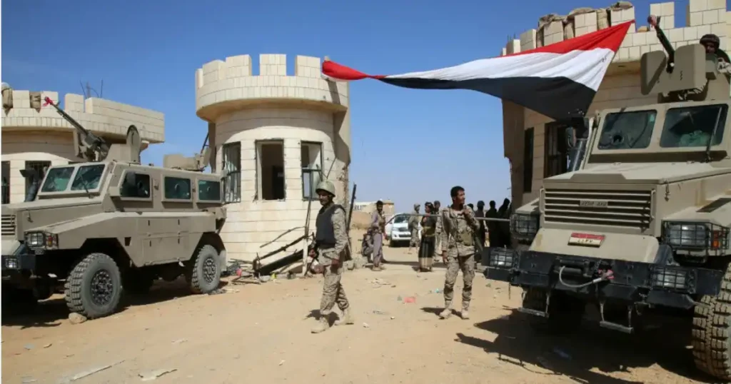 Rebeldes sirios junto a varios tanques y a la bandera de Siria