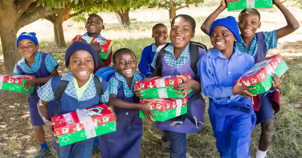 navidad niños recibiendo regalos de Samaritans purse