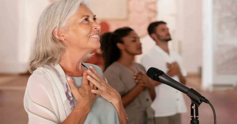 personas cantando canciones en la iglesia