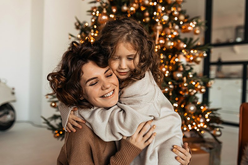 madre e hija abrazadas