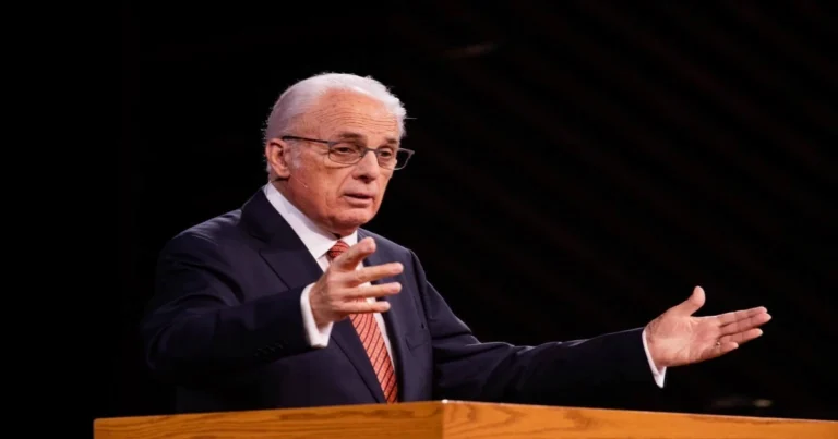 Foto del pastor John MacArthur en el púlpito