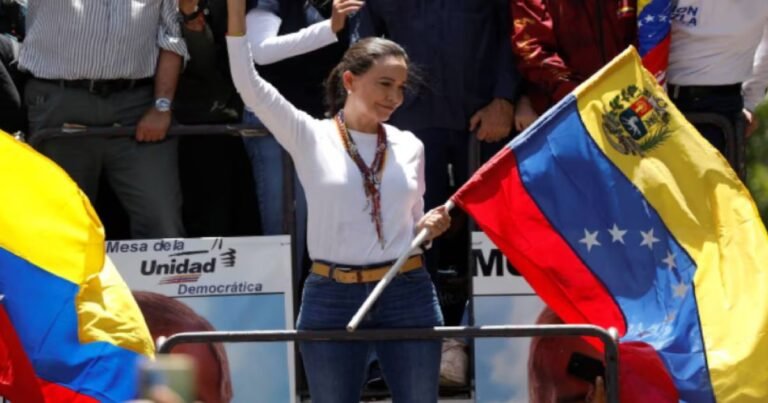 Corina Machado sosteniendo una bandera