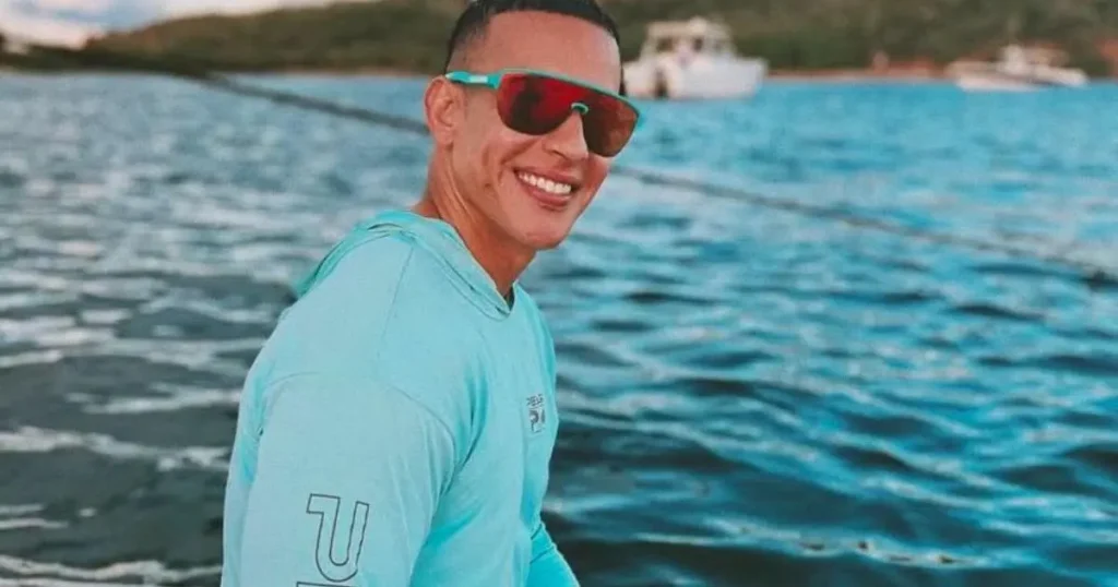 Daddy Yankee con el mar en el fondo