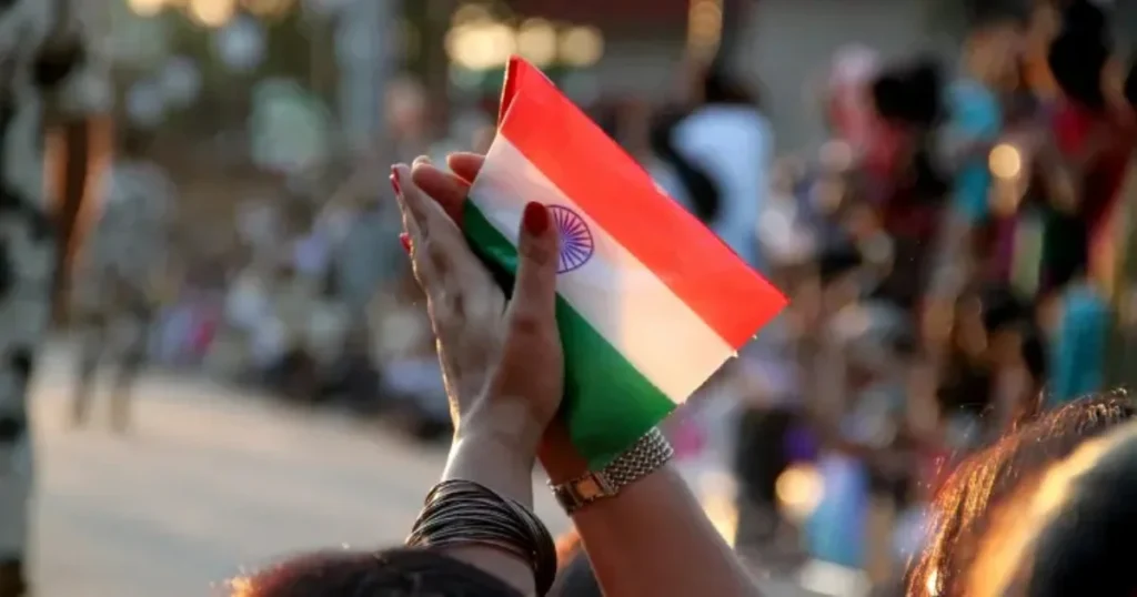 Mãos segurando uma bandeira da Índia