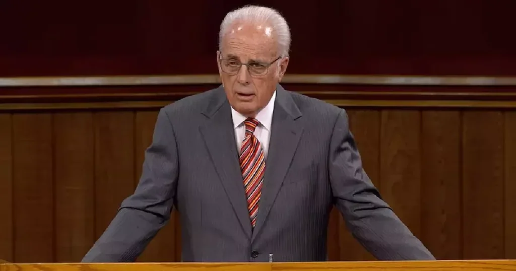 John MacArthur predicando en su iglesia sigue hospitalizado tras una cirugia de valvula cardiaca