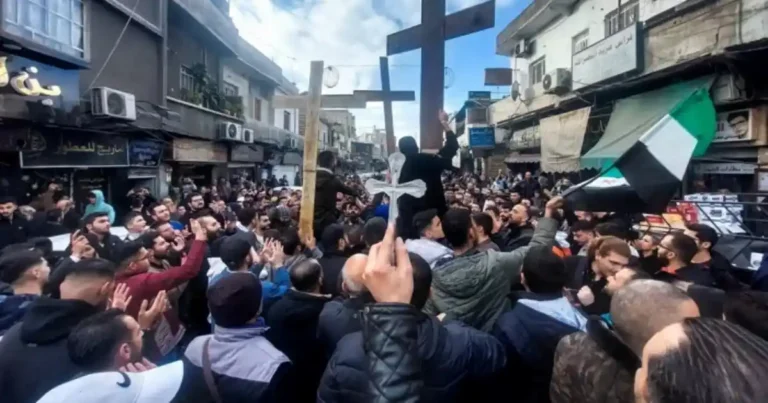 Foto de cristianos protestando en Siria con cruces en las manos