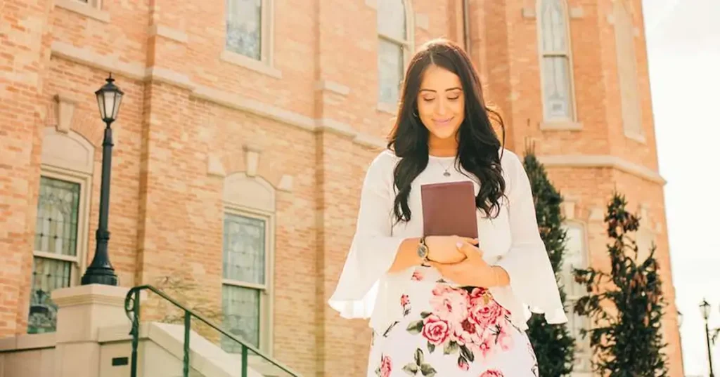 los solteros son muy imporantes en la iglesia y deben tener una espacio en la congregación como esta joven