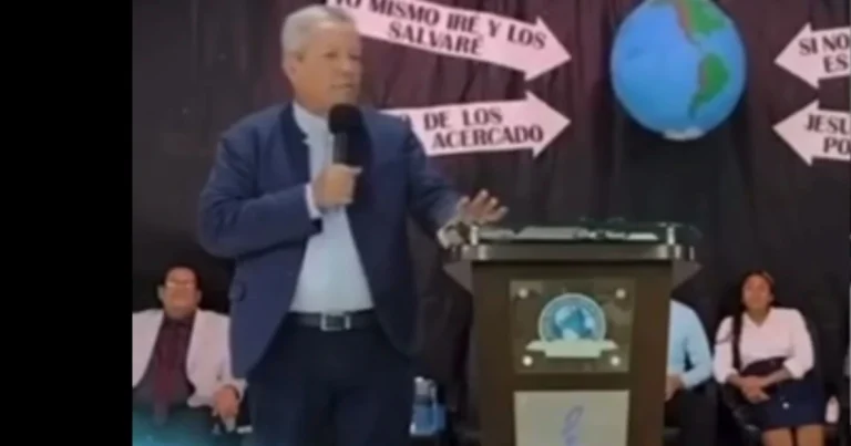 Pastor hablando en el púlpito.