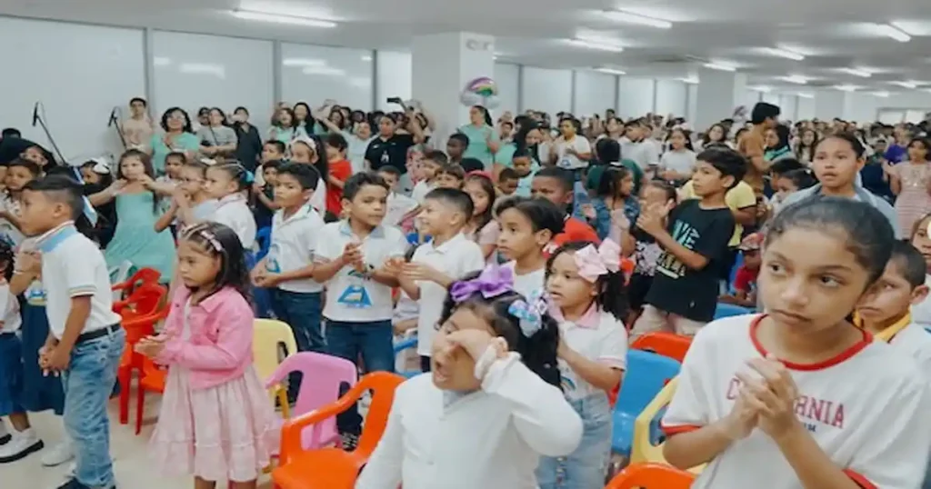 niños celebrando un culto infantil en la iglesia y especialmente dedicado para ellos