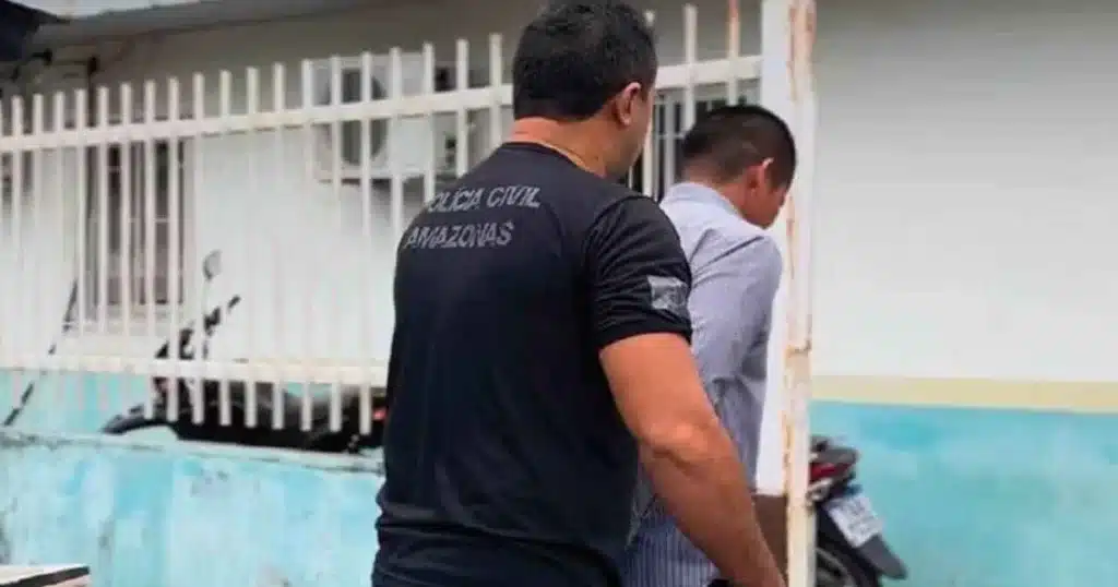 Pastor siendo detenido por la policía.