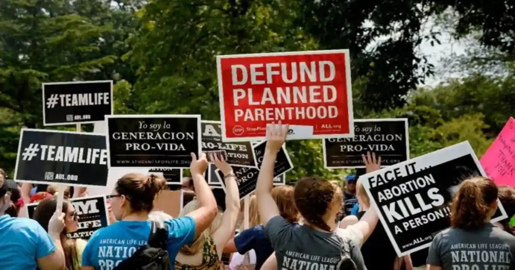 Foto de personas protestando contra Convención Bautista del Sur pide retirar fondos a Planned Parenthood