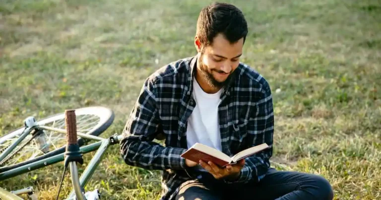 Hombre leyendo la Biblia