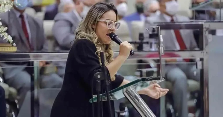 esta cantante cristiana brasileña fue duramente suspendia por cantar en otra asambleas de dios de la misma denominación