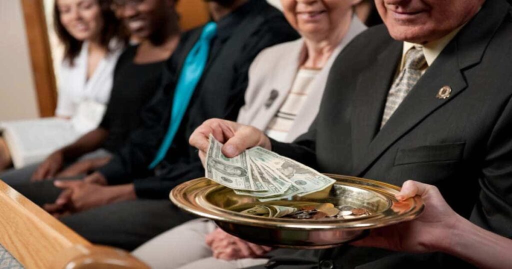 Foto representativa de la teología de la prosperidad donde aparecen personas dando ofrendas