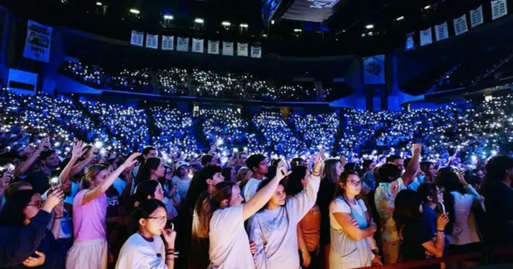 8.000 estudiantes buscan a Jesús en avivamiento en Kentucky