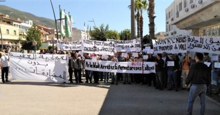 Personas protestando en Argelia