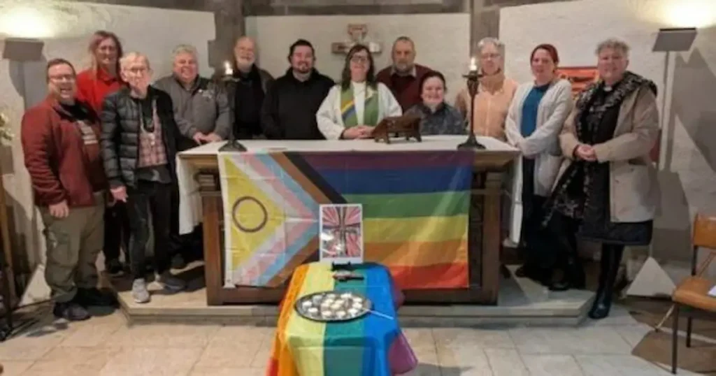 Pastora coloca bandera LGBT en altar y causa indignación