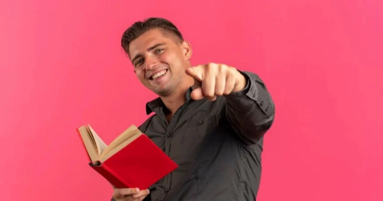 Hombre sonriendo con una biblia en la mano