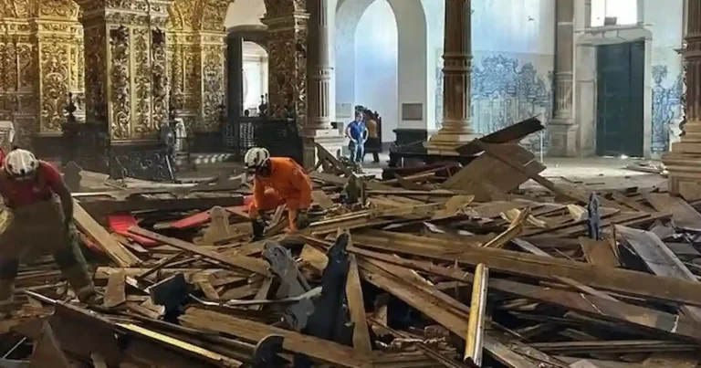 Foto do teto destruído da igreja São Francisco de Assis