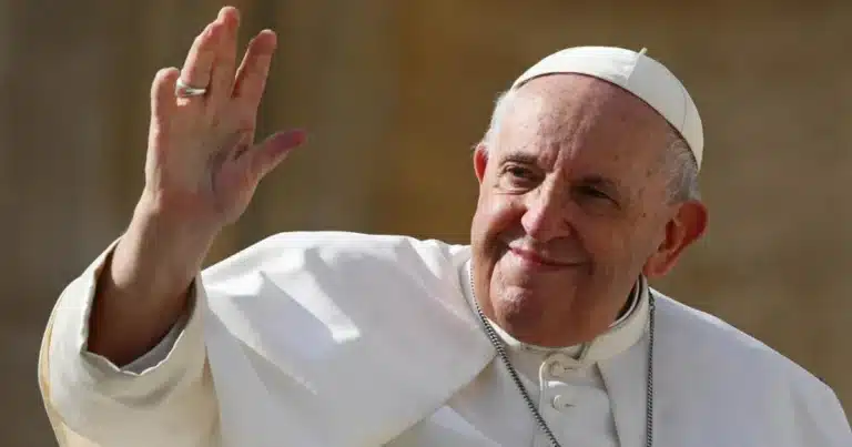 Foto del Papa Francisco saludando.