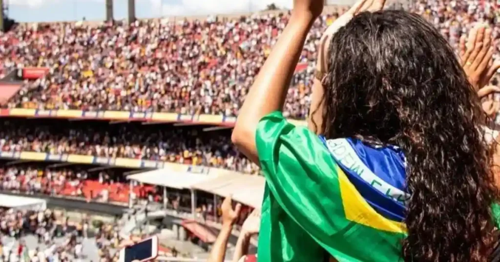 milhares de pessoas em um estádio durante o evento The Send