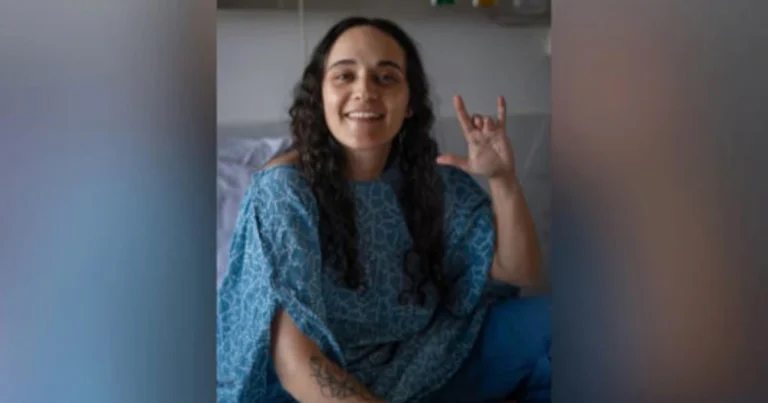 Foto de la mujer israelí Emily Damari sonriendo y mostrando su mano