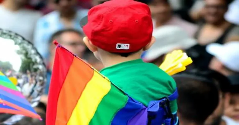 Adoctrinamiento LGBT en niños Director dona $300,000