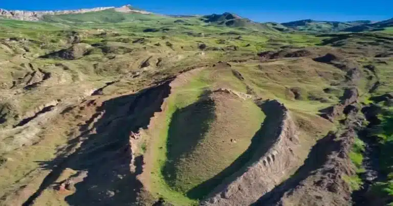 A emoção cresce na comunidade arqueológica após as recentes revelações no 7º Simpósio Internacional sobre o Monte Ararat