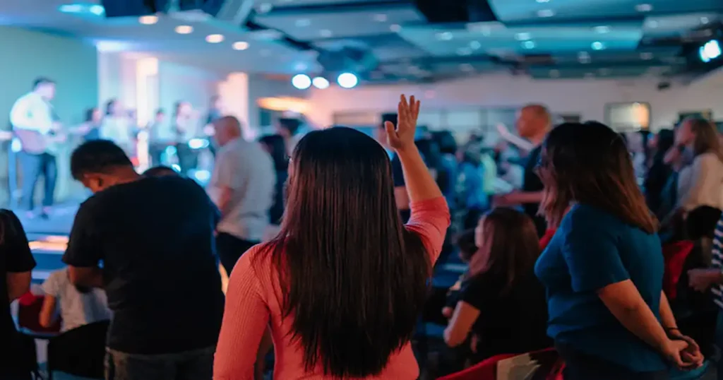 Cómo buscar una iglesia local para congregarme