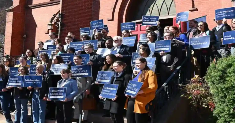 Evangélicos hacen vigilia contra los recortes de Trump