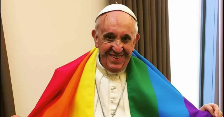 Papa Francisco con bandera LGBT