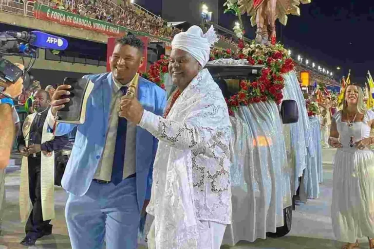 Un video de un pastor de izquierda orando por las celebraciones del Carnaval en Sapucaí, Río de Janeiro, se ha vuelto viral...