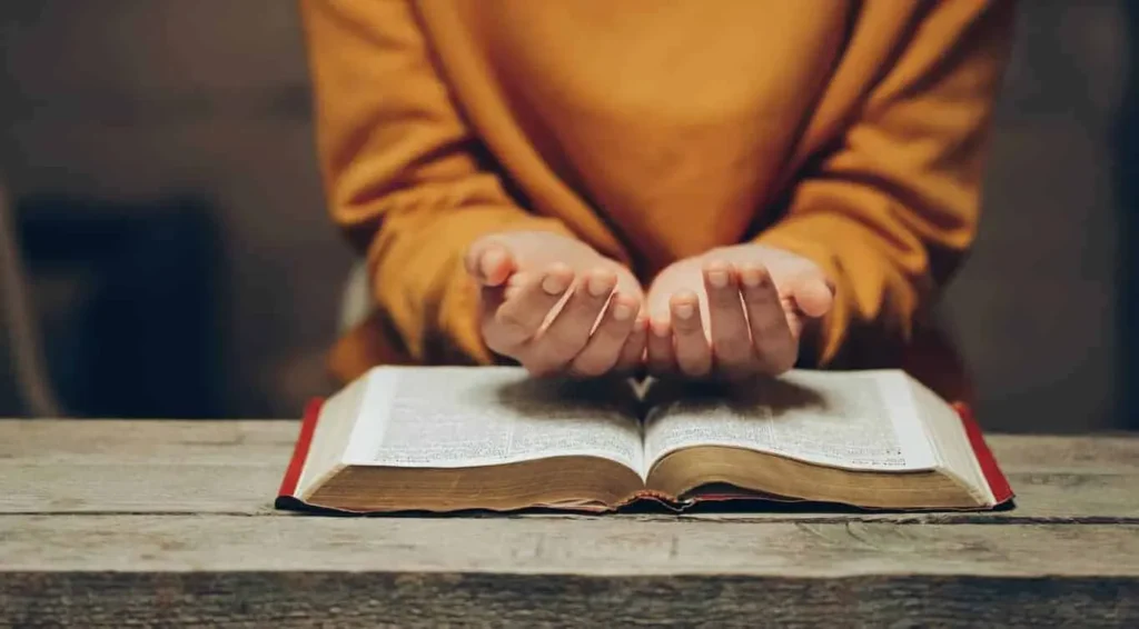 Por que es importante orar y estudiar la Biblia