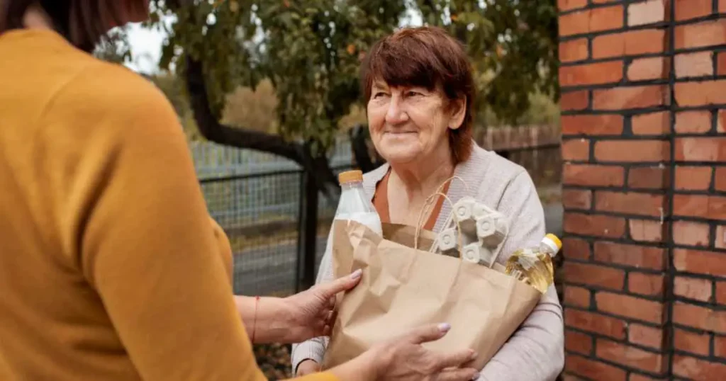 Imagen ilustrativa de la salvación, donde una persona le dona alimentos a otra.