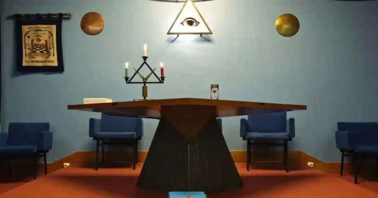 Foto ilustrativa de um altar maçônico