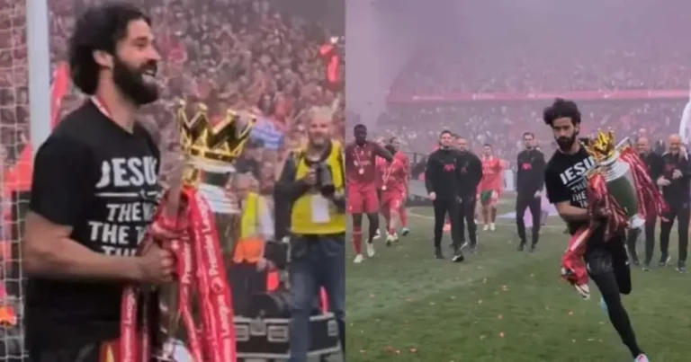 Alisson Becker segurando a taça