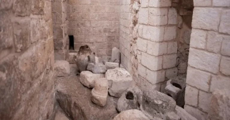 Un reciente descubrimiento arqueológico en la aldea de Khirbet Qana, al noroeste de Nazaret, podría cambiar radicalmente la comprensión sobre el sitio donde Jesús realizó