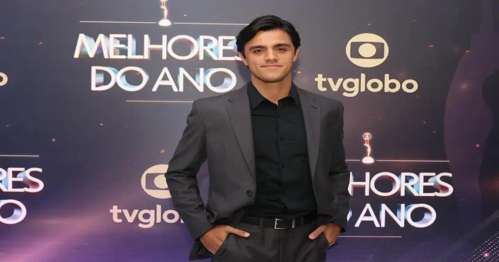 Ator da Globo, chama atenção ao aparecer pregando em igreja